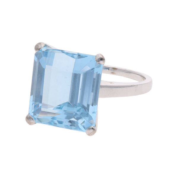 18ct White Gold and Aquamarine Ring