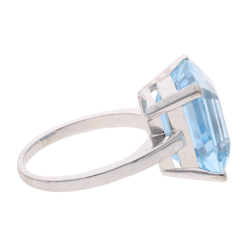 18ct White Gold and Aquamarine Ring